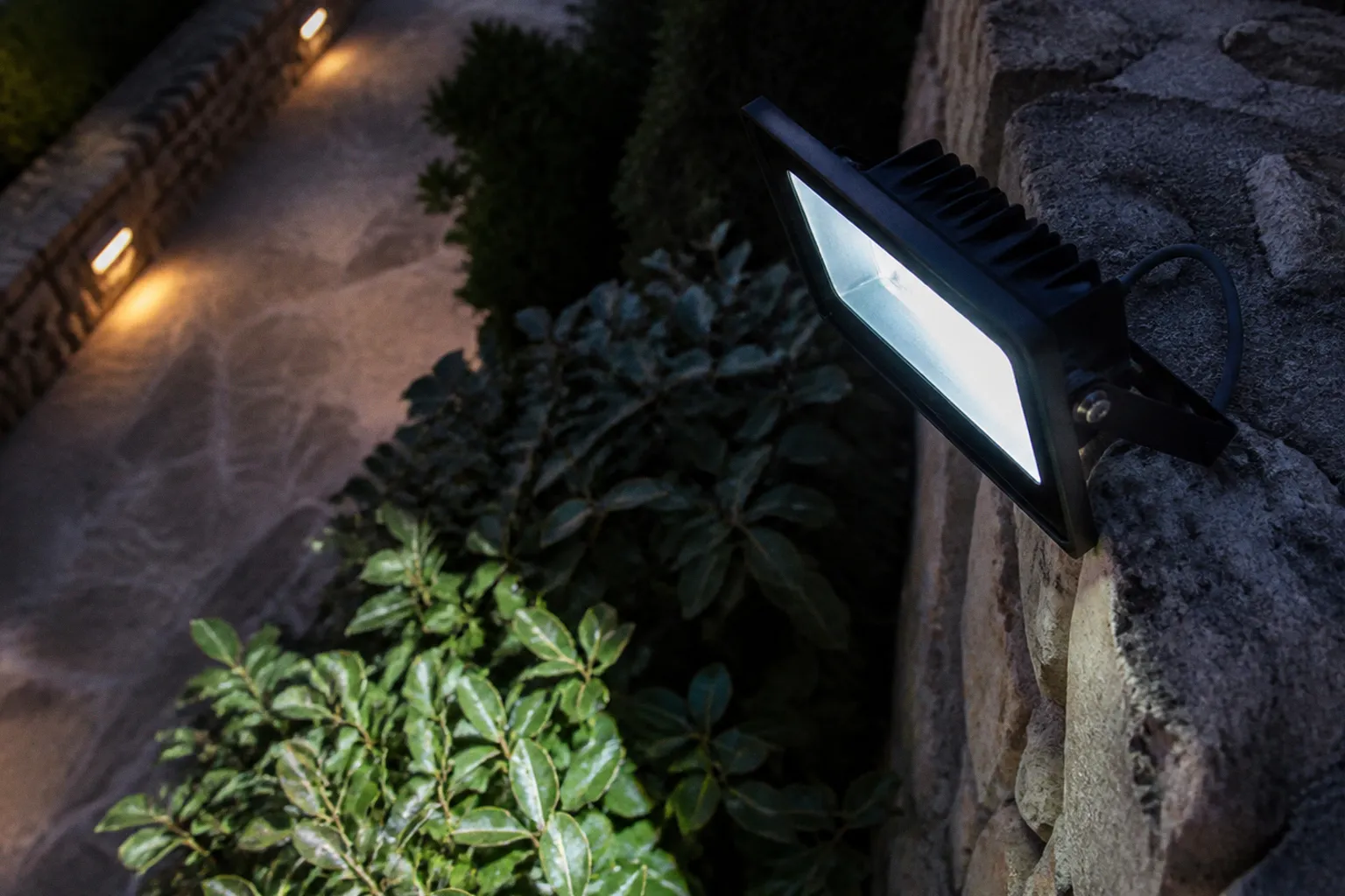 Focos LED de seguridad: qué potencia elegir para tu jardín