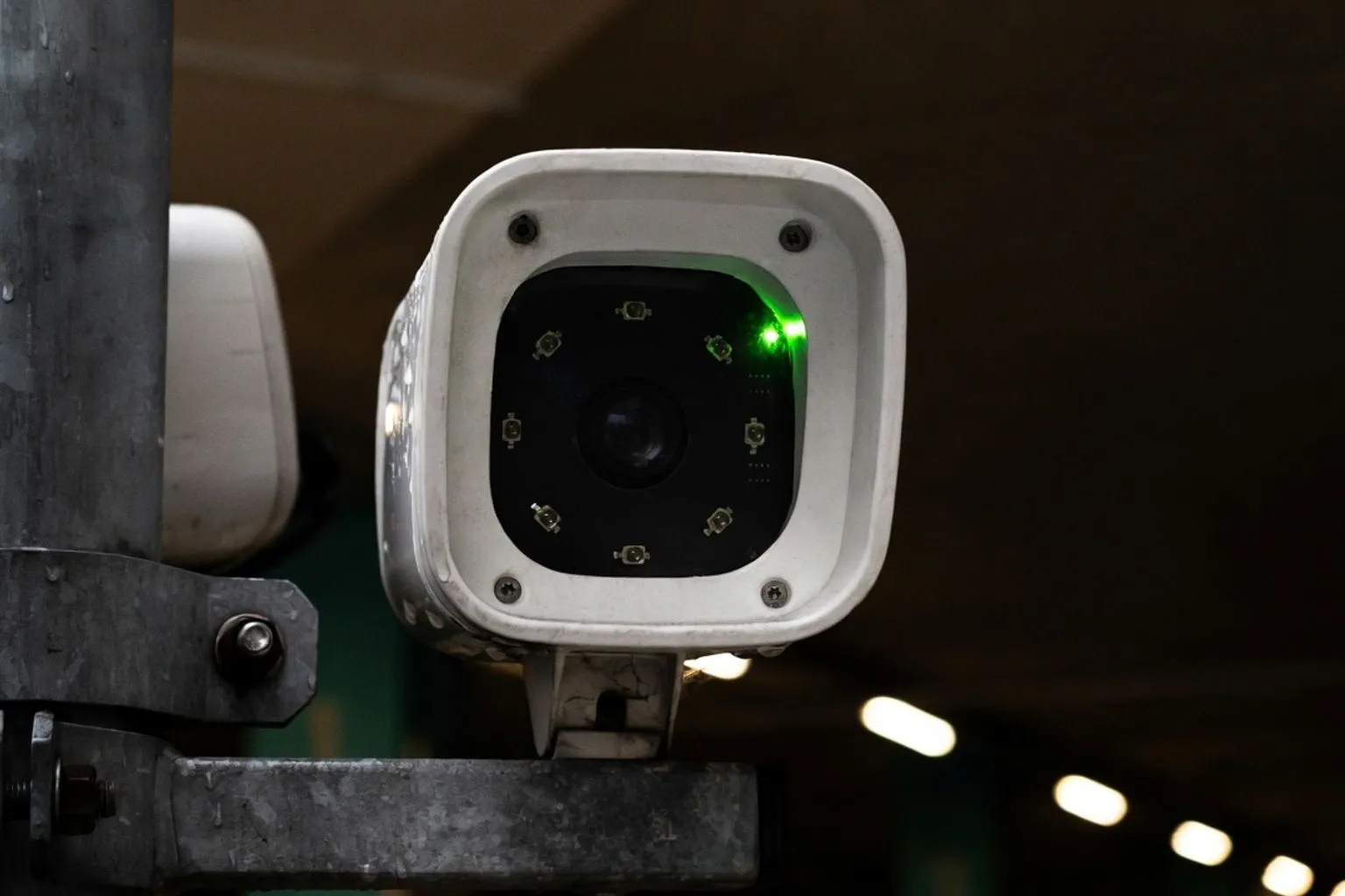 Vulnerabilidades físicas en cámaras IoT: lecciones tras el hackeo de un sistema de matrículas